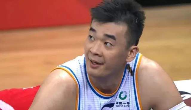 席尔瓦并未表明他计划退休，并且愿意留在斯坦福桥，因为他的两个儿子在切尔西青训踢球。